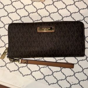 Michael Kors Continental Wallet